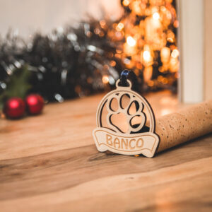 Boule de Noël patte de chien personnalisée avec nom de chien