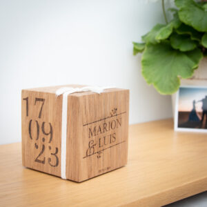 Cube bois gravé